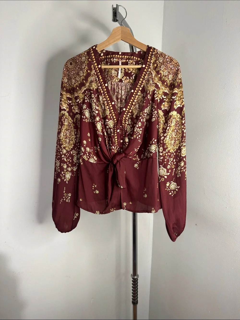 Free people Run free floral blouse in a chocolate combo color ballon sleeve sz s